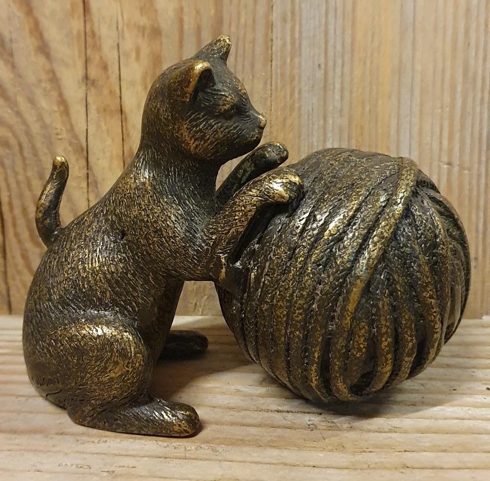 URN met SPELENDE POES / brons / as urn