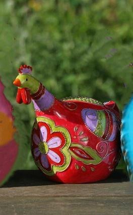 Mooi, uniek, kunstzinnig beeld Hippe Kip, Haan, rood, Pasen, Tuin en Terras, Tuinbeelden, Nieuw, Dierenbeeld, Kunststof, Ophalen of Verzenden