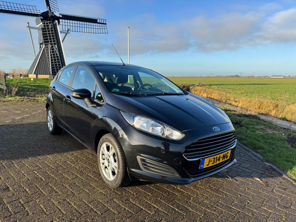 Ford Fiësta 1.0 74KW/100PK 5D 2013 Zwart, Auto's, Voorwielaandrijving, 40 €/maand, 100 pk, Zwart