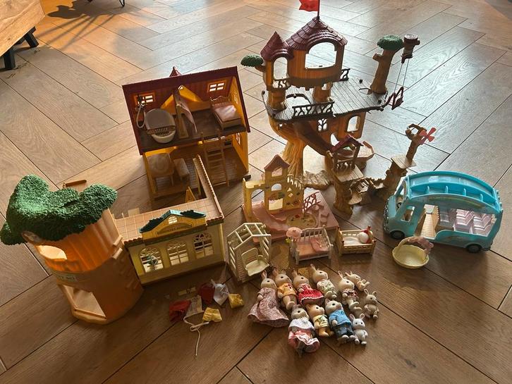 Grote Sylvanian Families set: huis, boomhut, schoolbus, popp, Kinderen en Baby's, Speelgoed | Overig, Gebruikt, Jongen of Meisje