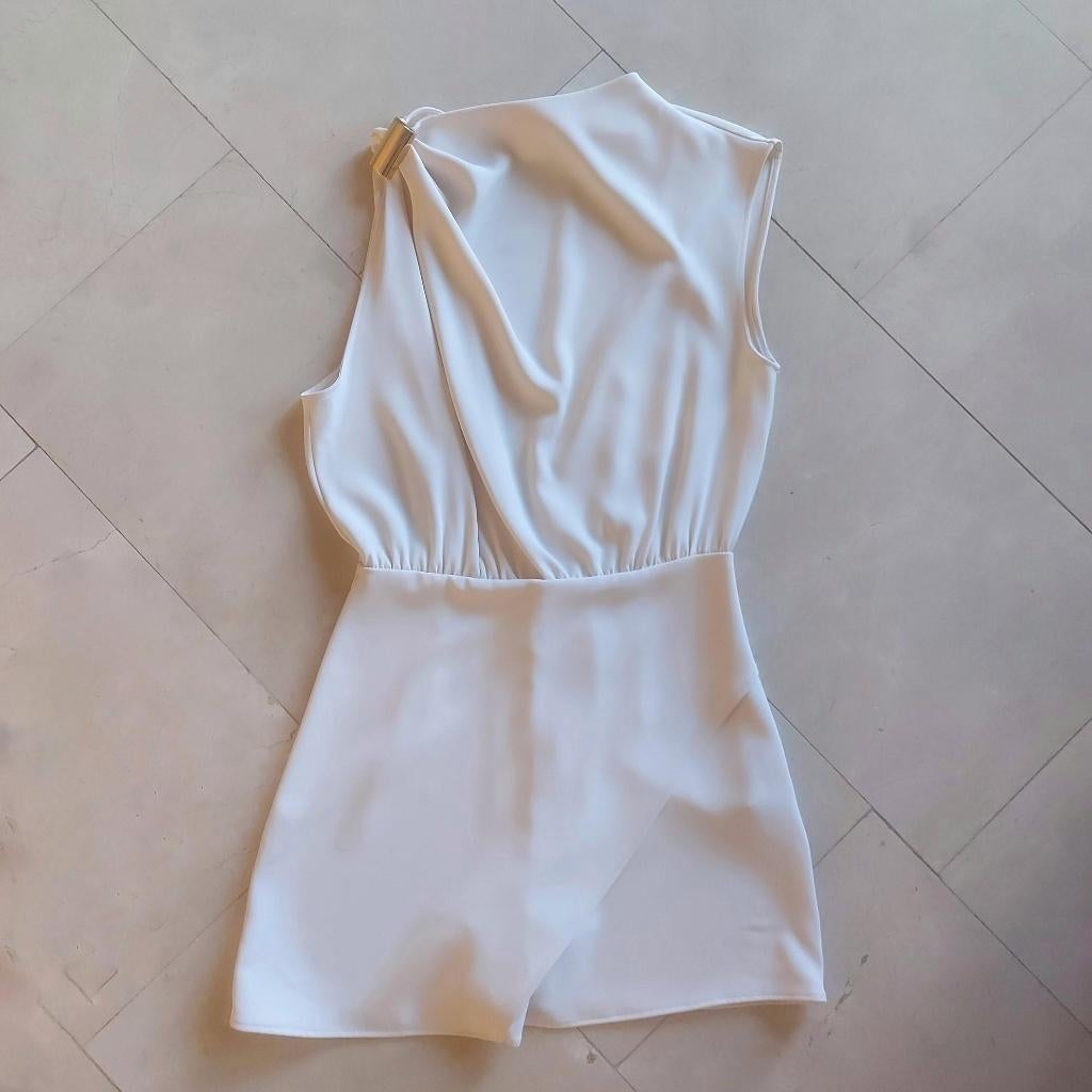 Stijlvolle witte one-shoulder skort - Alleen ophalen, Ophalen, Zo goed als nieuw, Maat 34 (XS) of kleiner, Boven de knie