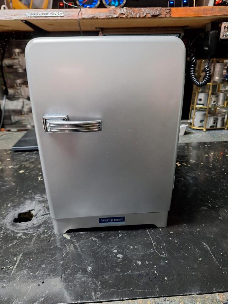 Veriplast koelkastje 220V/12V, Witgoed en Apparatuur, Koelkasten en IJskasten, Zonder vriesvak, Minder dan 75 liter, Minder dan 85 cm
