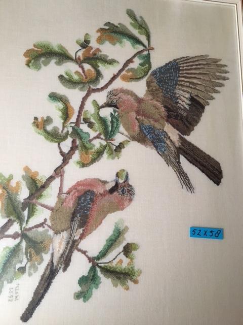 Vlaamse gaaien geborduurd en ingelijst, 50 tot 75 cm, Ophalen of Verzenden, Zo goed als nieuw, Schilderij