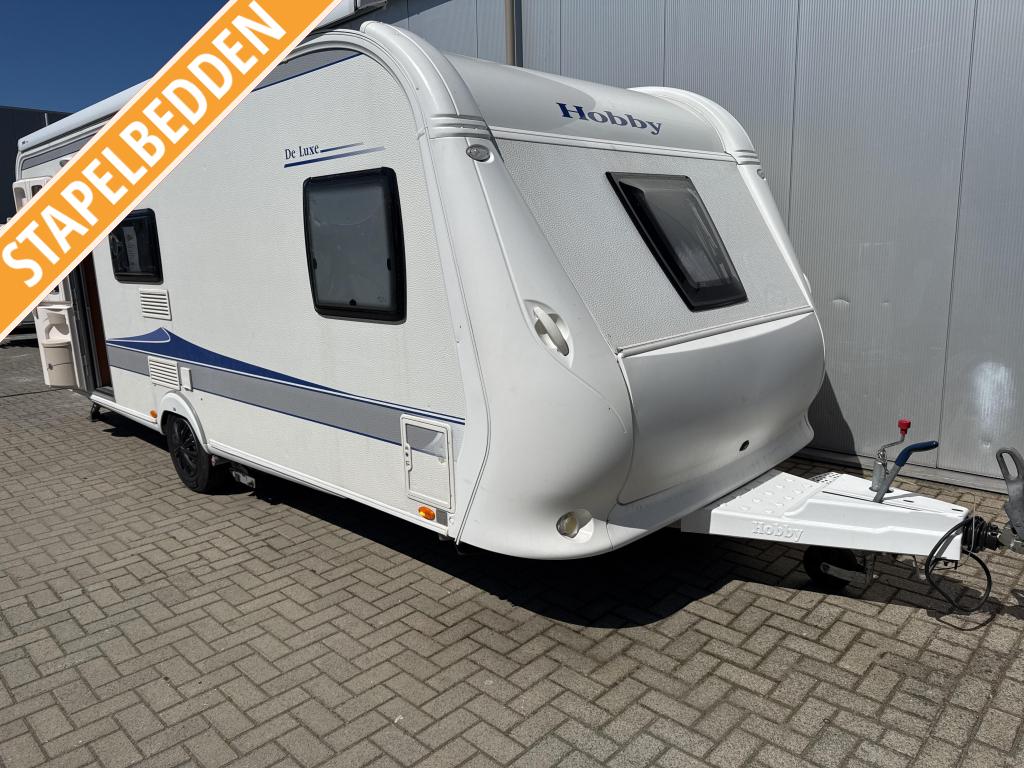 Hobby De Luxe 560 KMFE Stapelbedden, airco, Caravans en Kamperen, Caravans, Bedrijf, Treinzit, 5 tot 6 meter, 1250 - 1500 kg