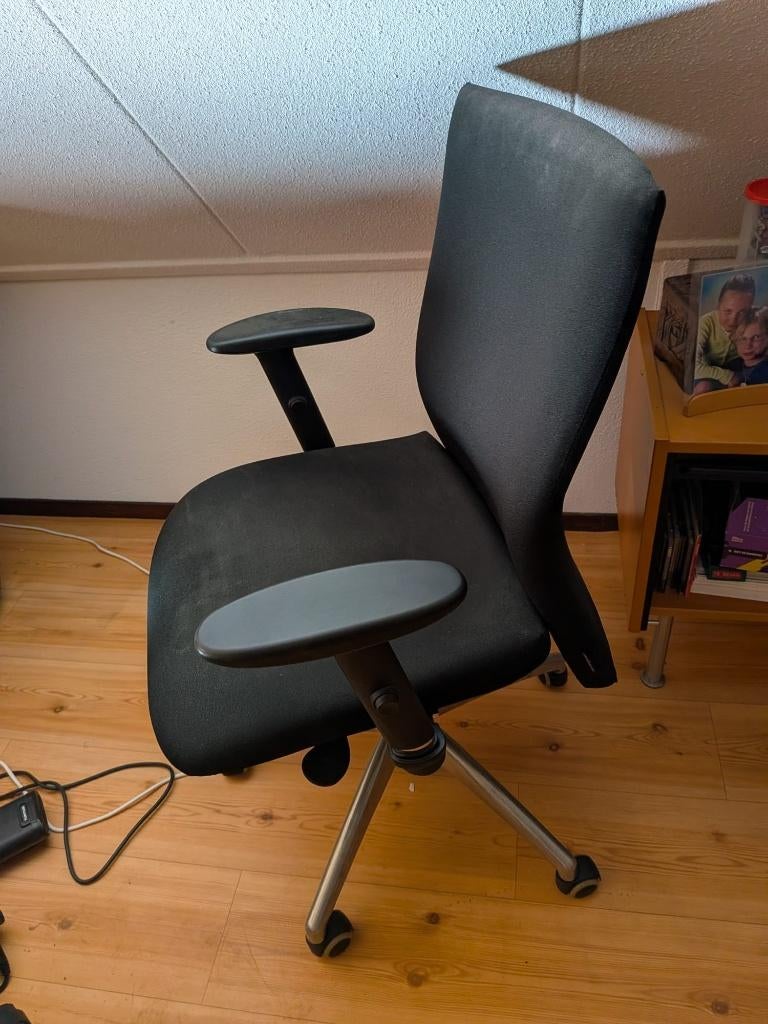 Gratis : Bureaustoel ff afstoffen kan nog een rondje mee, Ophalen, Gebruikt, Zwart, Bureaustoel