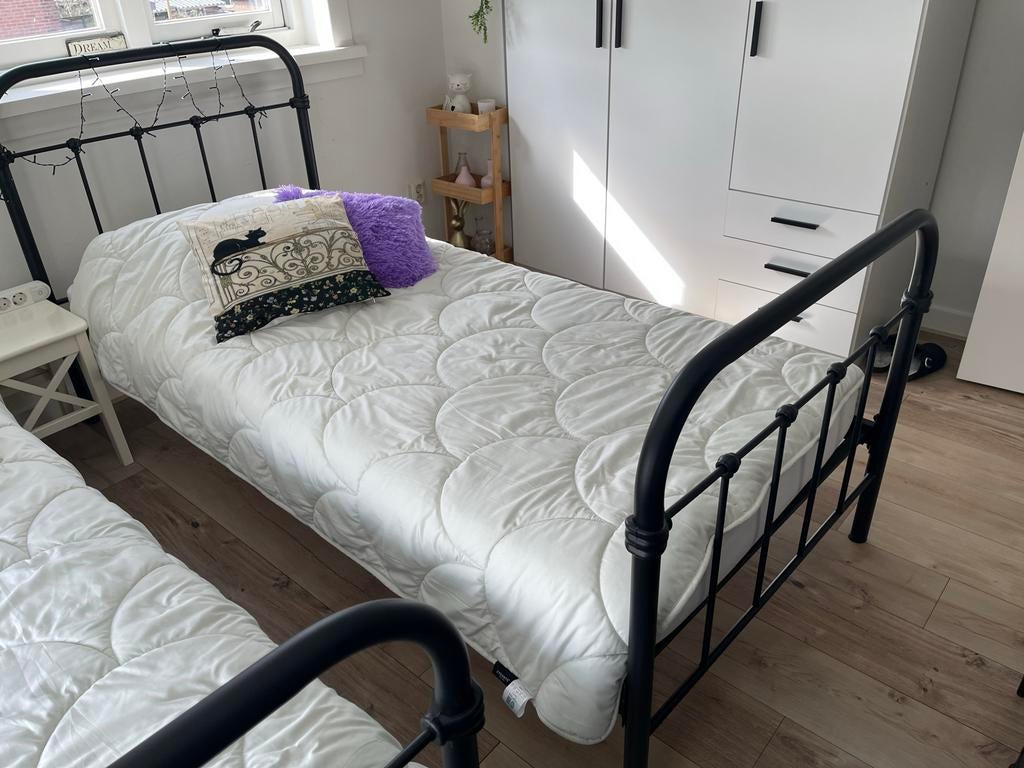 Eenpersoonsbed Anne (Leen Bakker), Huis en Inrichting, Slaapkamer | Bedden, Ophalen, 90 cm, Eenpersoons, Zwart