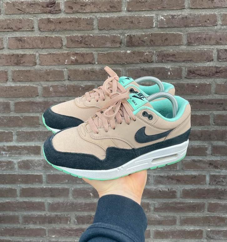 Nike Air Max 1 Desert Black Green Glow, Kleding | Dames, Schoenen, Zo goed als nieuw, Sneakers of Gympen, Overige kleuren, Ophalen of Verzenden