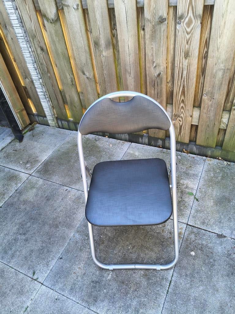 10 klapstoelen, 8 zwart en 2 zilverkleurig, Ophalen, Gebruikt, Zwart, Vijf, Zes of meer stoelen