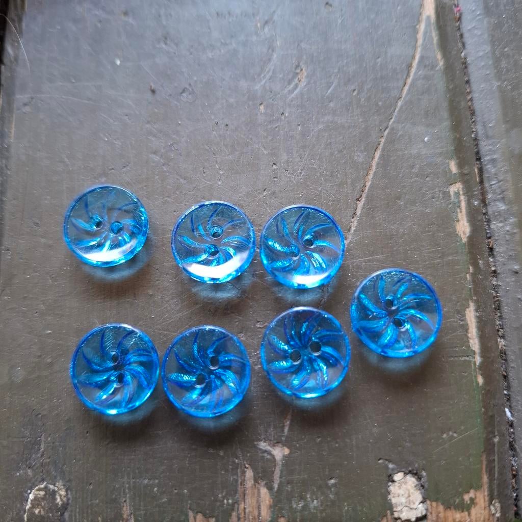 7 doorschijnende blauwe knoopjes, Ophalen of Verzenden