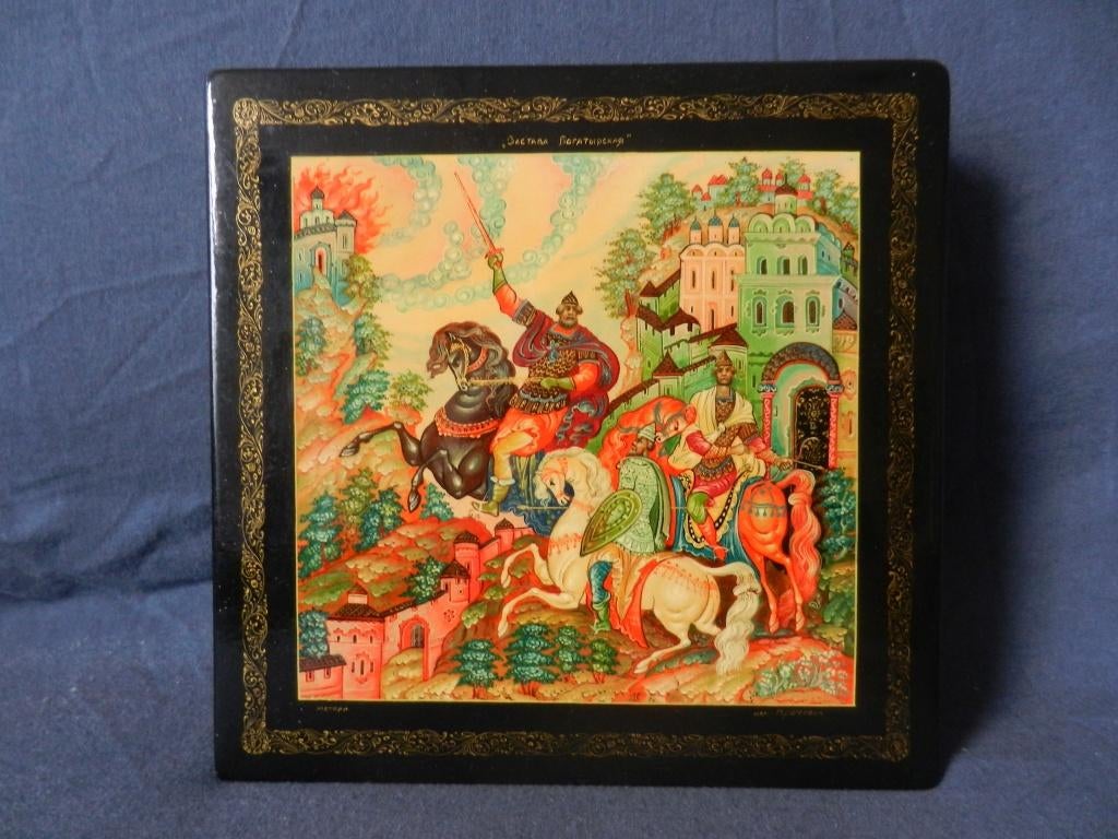 Grote gelakte beschilderde doos Russisch gesign 18,4x18,8 cm, Ophalen of Verzenden