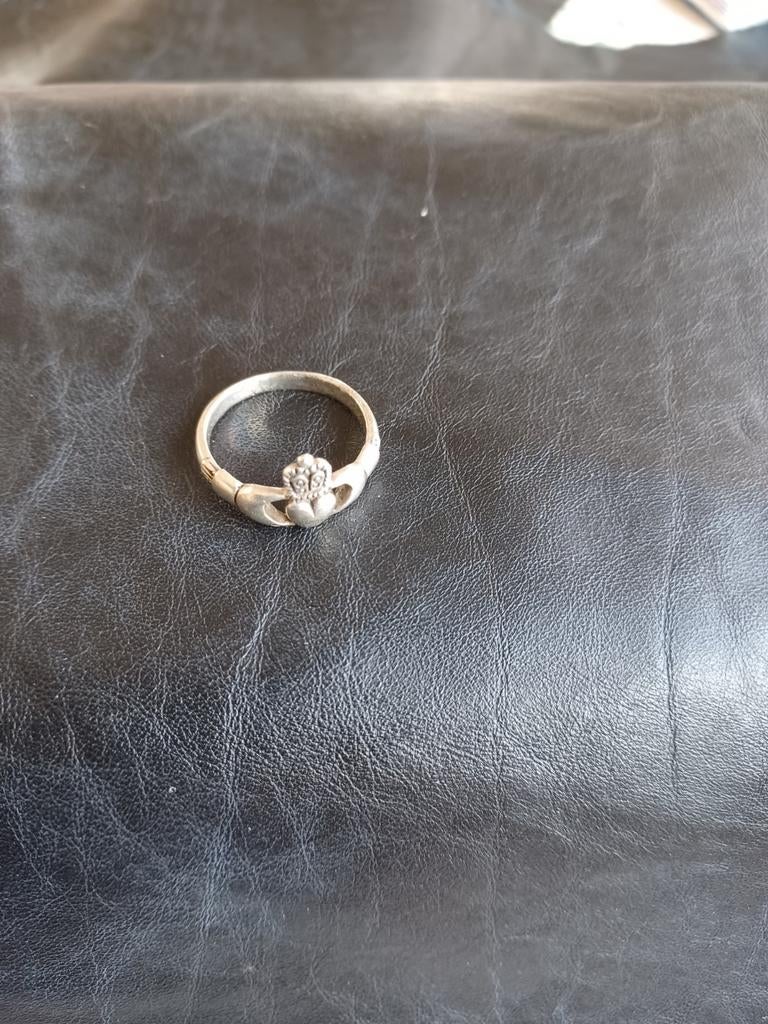 Zilveren Claddagh ring, Gebruikt, Ophalen of Verzenden, Kleiner dan 17, Dame