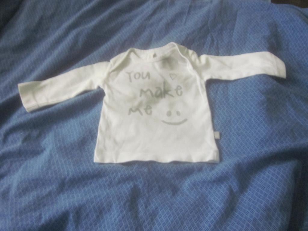 Nieuw wi/grijst prematuur shirtje You make me :) BFC maat 44, Kinderen en Baby's, Babykleding | Prematuur, Jongetje of Meisje