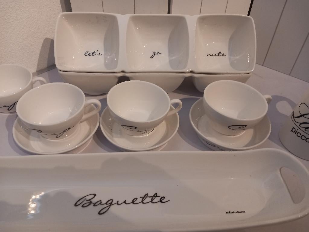 Riviera Maison Servies met de schuine letters, Ophalen of Verzenden, Zo goed als nieuw, Overige stijlen, Kop(pen) en/of Schotel(s)