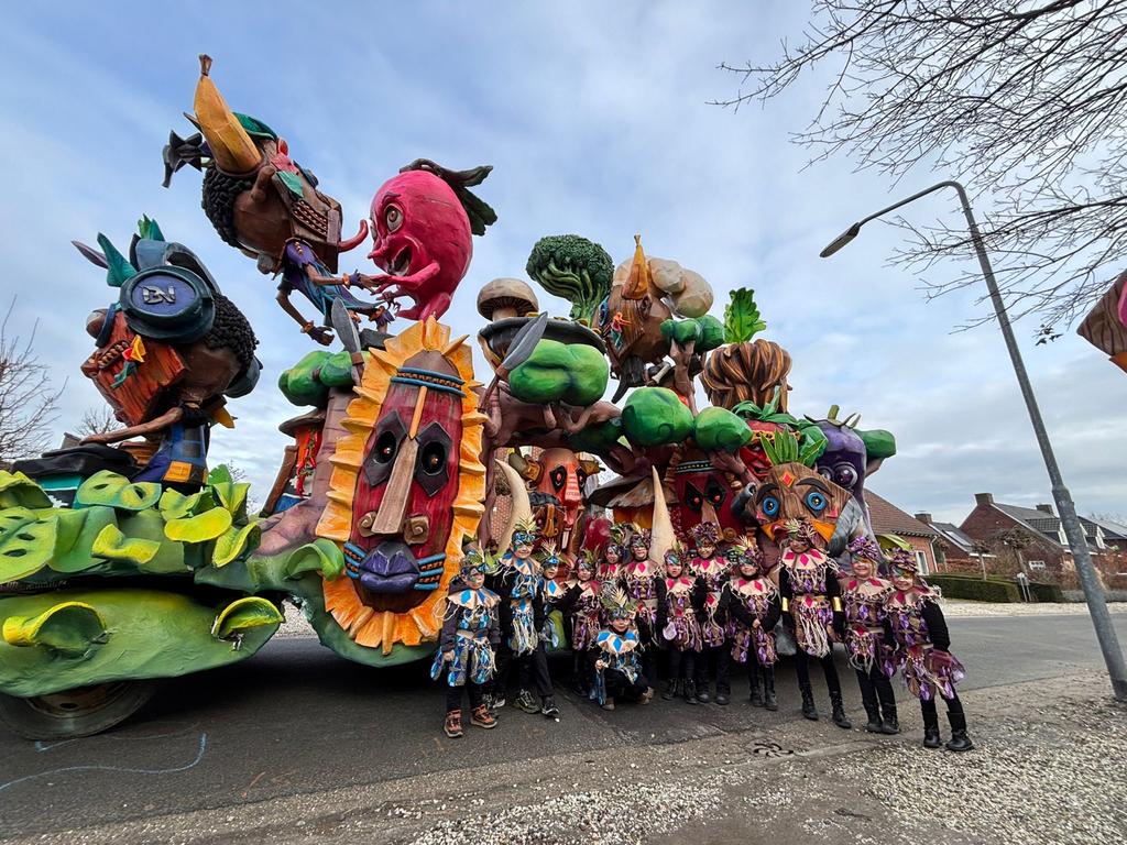 Carnavalswagen - Compleet met tractor en wagen, Hobby en Vrije tijd, Feestartikelen, Gebruikt, Overige typen, Carnaval, Ophalen