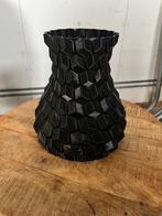 Zwarte vaas met geometrisch patroon, Ophalen, Kunststof, Gebruikt, Zwart