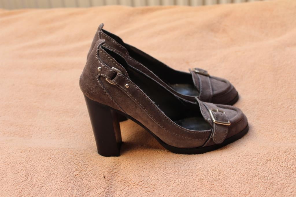 mooie suede pumps van FRIDA maat 36, Kleding | Dames, Pumps, Ophalen of Verzenden, Zo goed als nieuw, Grijs