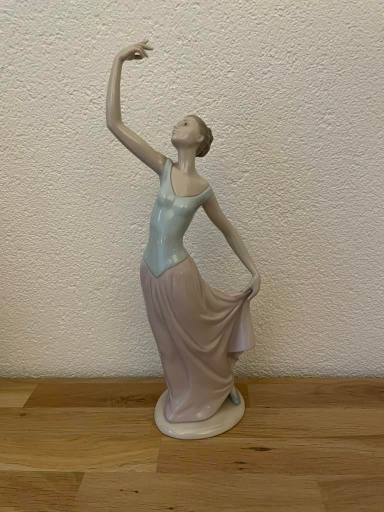 Nao van Lladro porselein. Dansen, Ophalen, Zo goed als nieuw, Mens
