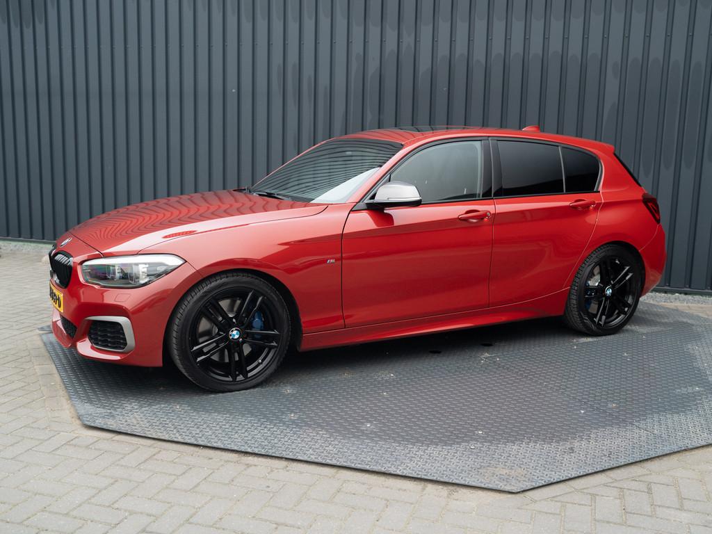 BMW 1-serie M140i High Executive | Schuifdak | Harman/Kardon, Auto's, BMW, 12 maanden, Achterwielaandrijving, Gebruikt, Alcantara