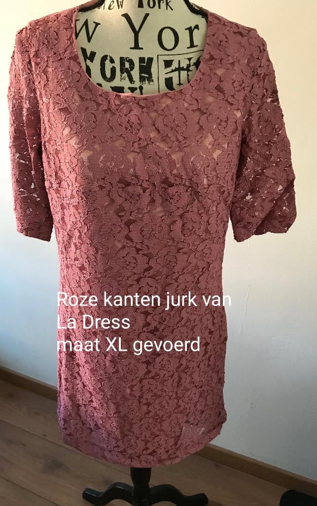 Roze kanten jurk van La Dress maat XL valt als 42, Maat 42/44 (L), Ophalen of Verzenden, Zo goed als nieuw, Knielengte