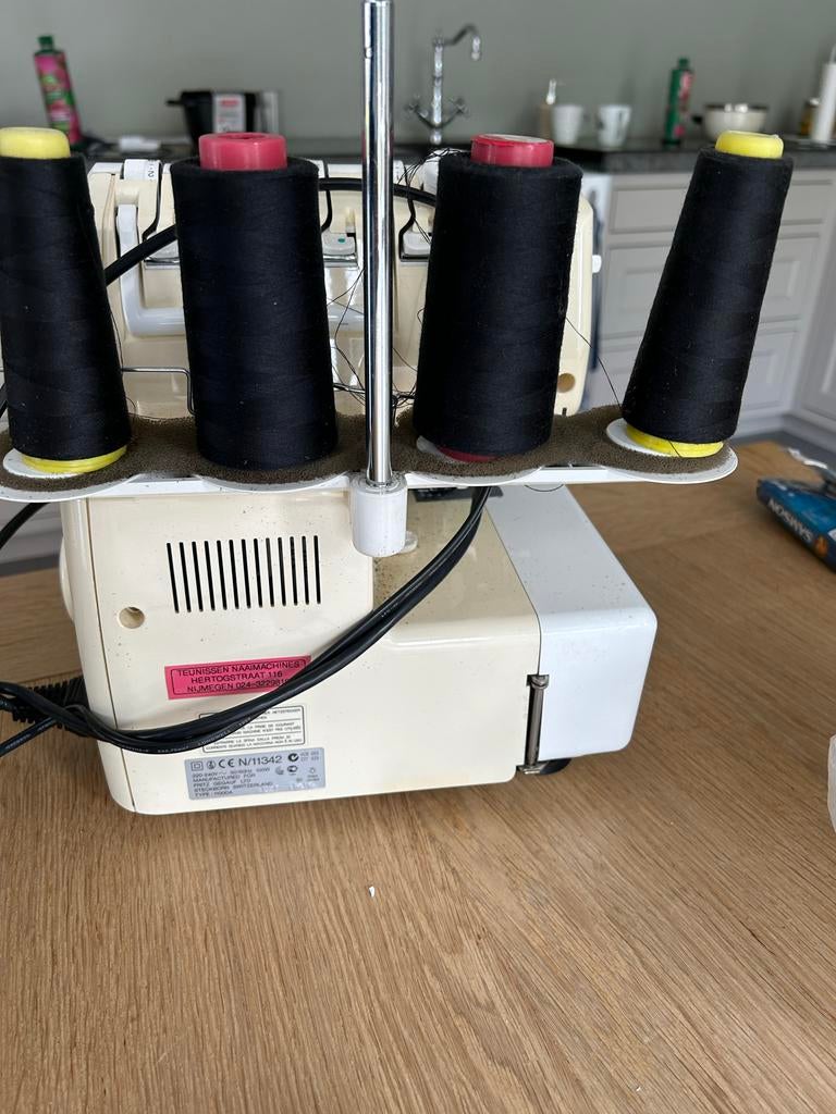 Bernina 1100DA Lockmachine - Zo goed als nieuw, Hobby en Vrije tijd, Naaimachines en Toebehoren, Ophalen, Zo goed als nieuw, Lockmachine