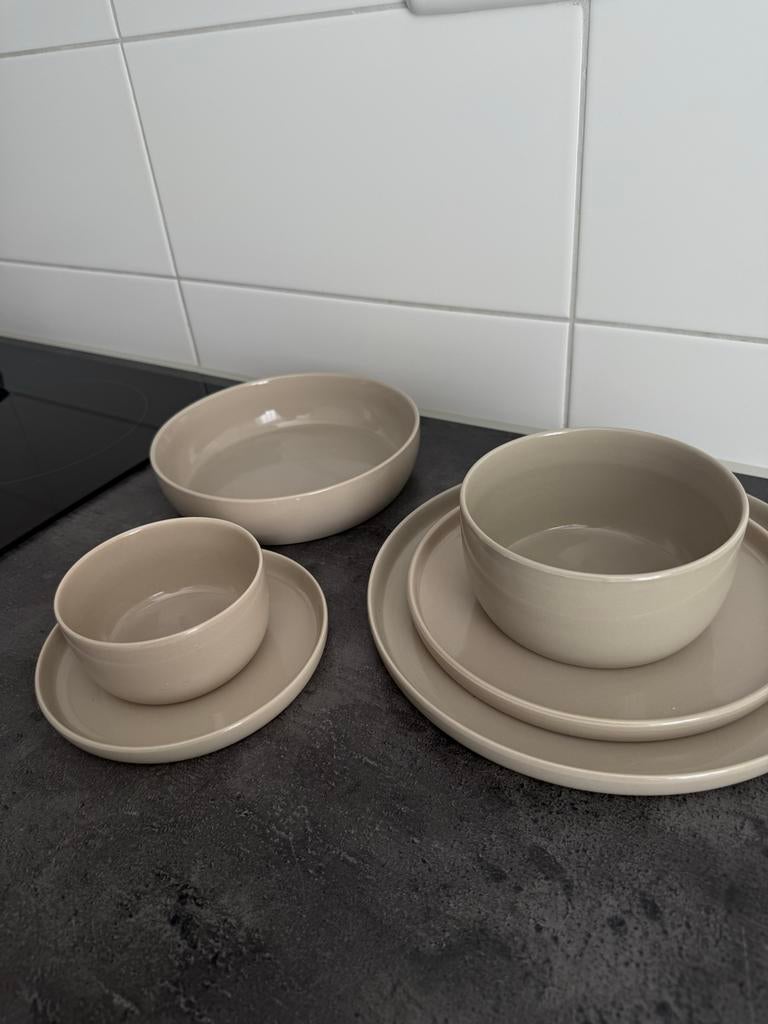 Servies van Action in taupe - borden en kommen, Ophalen, Keramiek, Zo goed als nieuw, Bord(en)