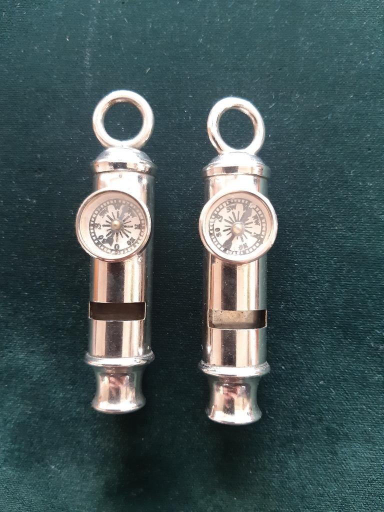 2 padvinders 2 fluitjes. Met kompas., Ophalen of Verzenden, Zo goed als nieuw, Embleem, Speld of Insigne