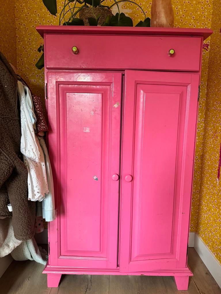 Roze kledingkast met bijpassend nachtkastje, Gebruikt, Met lade(s), 150 tot 200 cm, 25 tot 50 cm