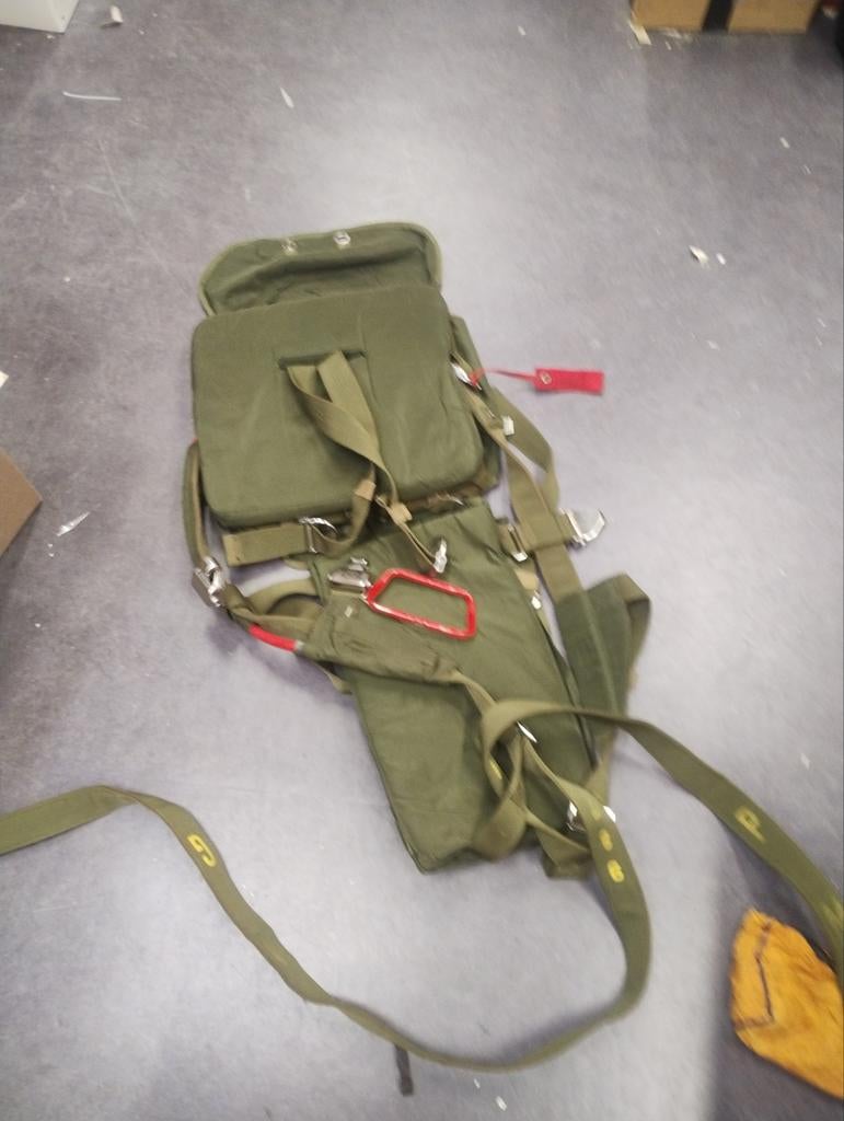 Groene parachute met harnas, Ophalen of Verzenden, ;, ), .