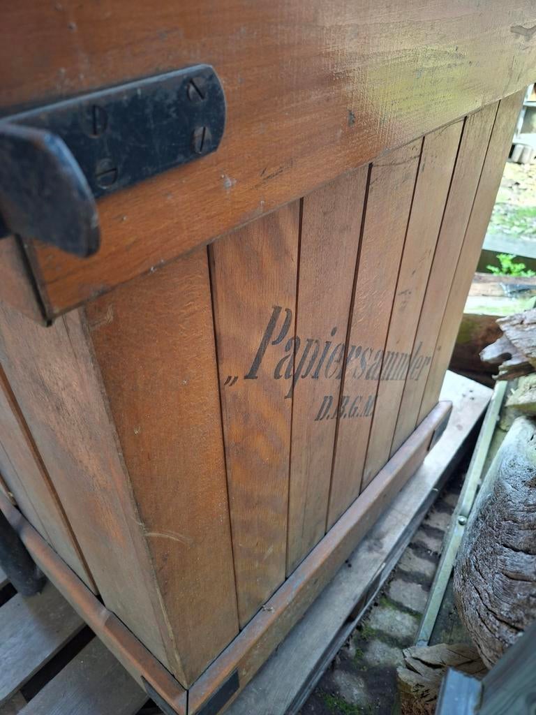 Oude handmatige papierpers van eikenhout, Ophalen