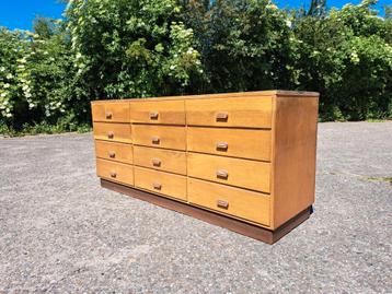 Toonbank vitrine vintage beschikbaar voor biedingen