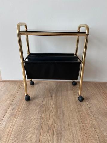 Vintage bijzettafel en lectuurbak / magazinehouder beschikbaar voor biedingen