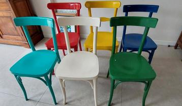 6 Kleurrijke Caféstoelen  beschikbaar voor biedingen