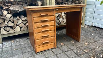 Vintage Bureautje met Lades beschikbaar voor biedingen