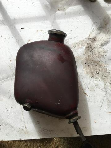 Pre war Triumph olietank beschikbaar voor biedingen