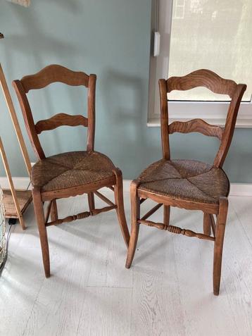 2 oude keukenstoelen biezen zitting beschikbaar voor biedingen