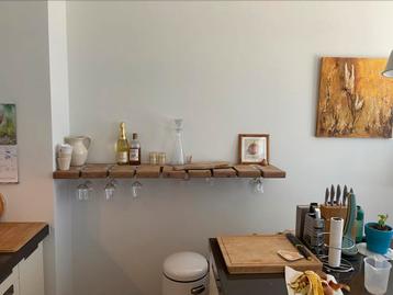 Houten wandplank wijnglazen en overige beschikbaar voor biedingen