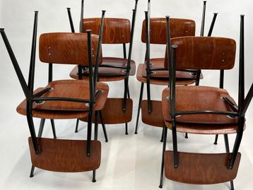 Schoolstoelen model 102 ontwerp Ynske Kooistra beschikbaar voor biedingen