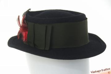 Vintage Dameshoed blauwig zwart haarvilt met veren 55 = S-XS beschikbaar voor biedingen