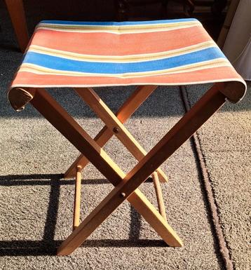 Leuk retro opvouwbaar krukje, houten frame, 26 x 30 x 37 cm beschikbaar voor biedingen
