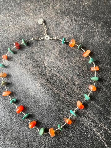 Mooie ketting met steentjes. beschikbaar voor biedingen
