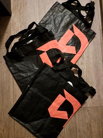 3 nieuwe hooitassen te koop beschikbaar voor biedingen