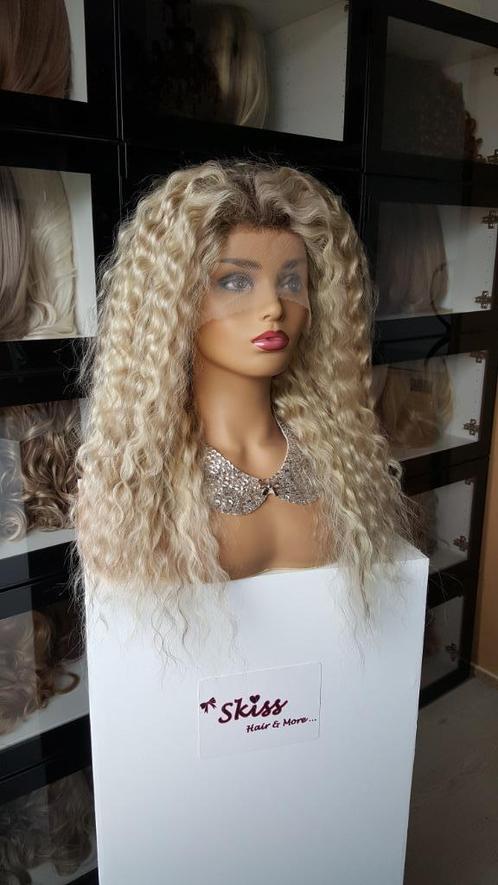 Lace Pruik Echt Haar : Licht Blond met Donkere plukjes krul, Sieraden, Tassen en Uiterlijk, Uiterlijk | Haarverzorging, Nieuw