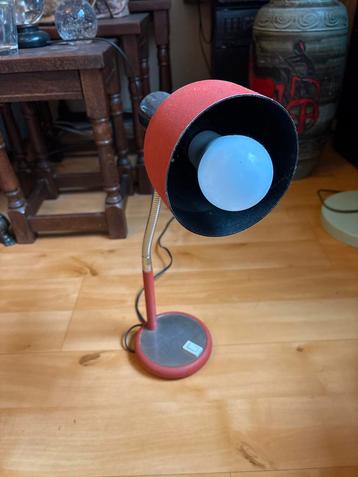 Vintage Rode Bureaulamp beschikbaar voor biedingen