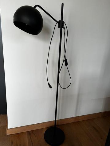 Zwarte industriële staande lamp – 132 cm beschikbaar voor biedingen
