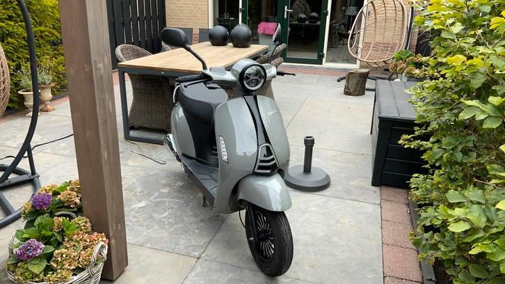 Berini new city 2 45km/h, Fietsen en Brommers, Scooters | Overige merken, Zo goed als nieuw, Maximaal 45 km/u, Benzine, Ophalen