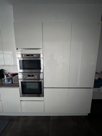 Hoogglans Witte Keuken met Apparatuur beschikbaar voor biedingen