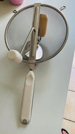 Te koop zeef met houten klos en  twee olie en azijn flesjes., Antiek en Kunst, Antiek | Keukenbenodigdheden, Ophalen of Verzenden