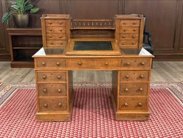 Antiek klassiek Engels bureau beschikbaar voor biedingen