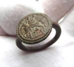 Bodemvondst Na- Middeleeuws brons ring met Koning te paard, Antiek en Kunst, Verzenden, Brons