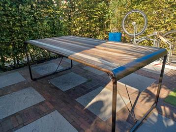 Eettafel metaal en teak beschikbaar voor biedingen